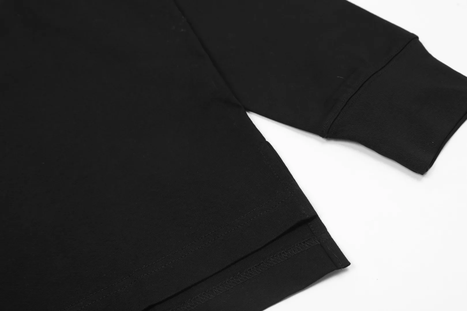 vivienne west wood West Queen Mother's Pattern Embroidery Heavy Industry Saturn Long Sleeves Very practical for inner wear and outer wear Hem matching slit design Full range of correct accessories Every detail is fully restored Straight to full size Size: XS S M L Black White